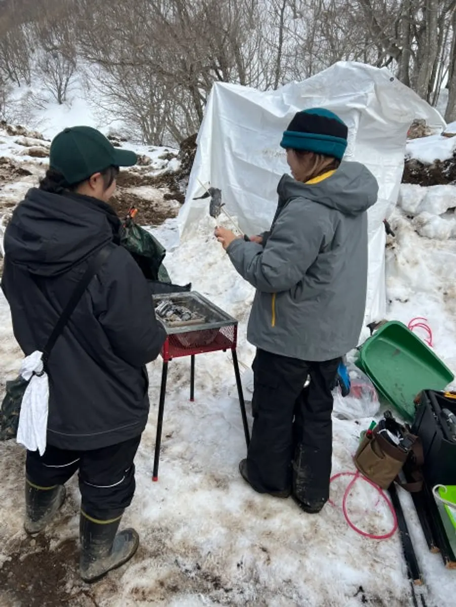 電影中重要道具的昂貴鯉魚。家外的雪地上，工作人員忙著烤‘鯉魚’作為道具。 (照片=李華靜)