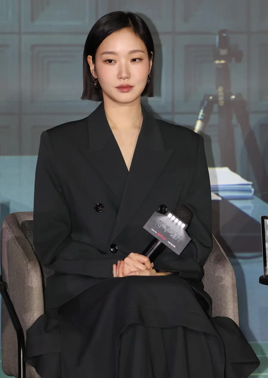 (서울=연합뉴스) 이재희 기자 = 배우 김고은이 3일 서울 CGV 용산아이파크몰점에서 열린 넷플릭스 시리즈 '자백의 대가' 시사 간담회에서 질문을 듣고 있다.