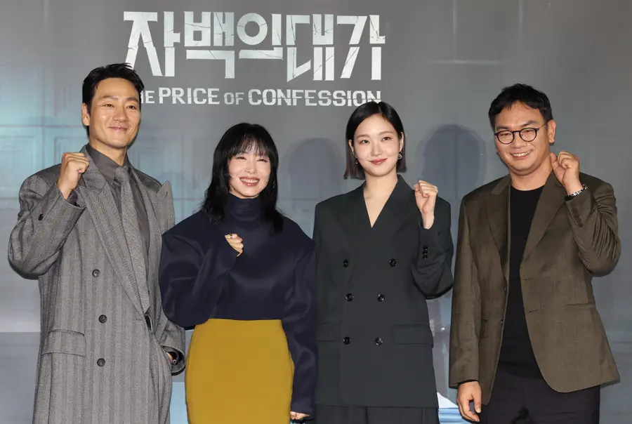 (서울=연합뉴스) 이재희 기자 = 3일 서울 CGV 용산아이파크몰점에서 열린 넷플릭스 시리즈 '자백의 대가' 시사 간담회에서 배우 박해수(왼쪽부터), 전도연, 김고은, 이정효 감독이 포즈를 취하고 있다.