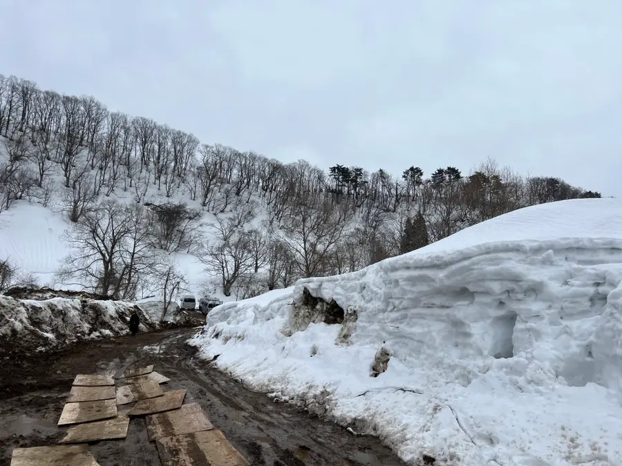 ‘あえて’良い天気で雪道がすべて溶けて泥沼になった。スタッフたちが午前中から簡易トイレと現場をつなぐ木の板を道に敷いていた。 (写真=イ・ファジョン)