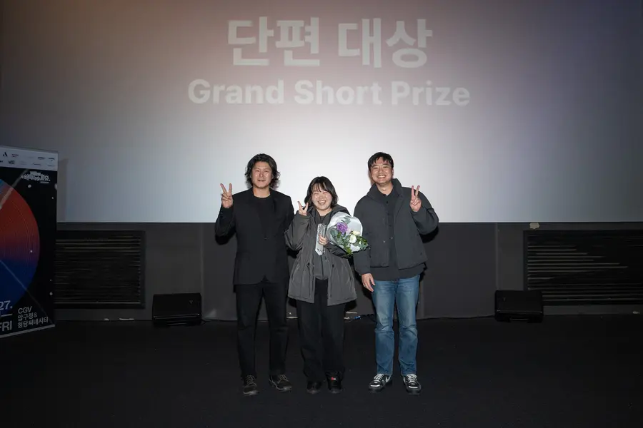 ソウル独立映画祭2025短編大賞を受賞したヤン・ヒジン監督がパク・キョングン監督（左端）、韓国独立映画協会のペク・ジェホ理事長（右端）と記念写真を撮っている。