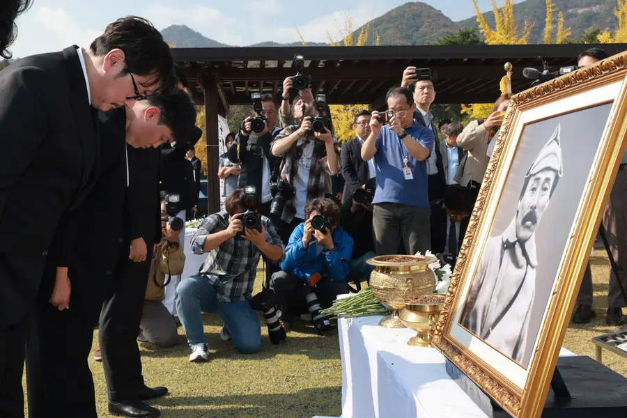 Actor Jo Jin-woong paying tribute at the 80th anniversary memorial service for General Hong Beom-do's death and the 103rd anniversary of the victory in the Battle of Cheongsanri at the National Daejeon Cemetery on October 25, 2023. [Joint Coverage Group/Yonhap News Photo]