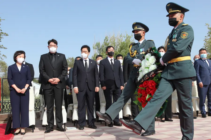 Special envoy group for the repatriation of General Hong Beom-do attending the memorial service. The special envoy group for the repatriation of General Hong Beom-do is attending the memorial service held at General Hong Beom-do's grave in Kyzylorda, Kazakhstan on August 14, 2021. [Yonhap News Photo]