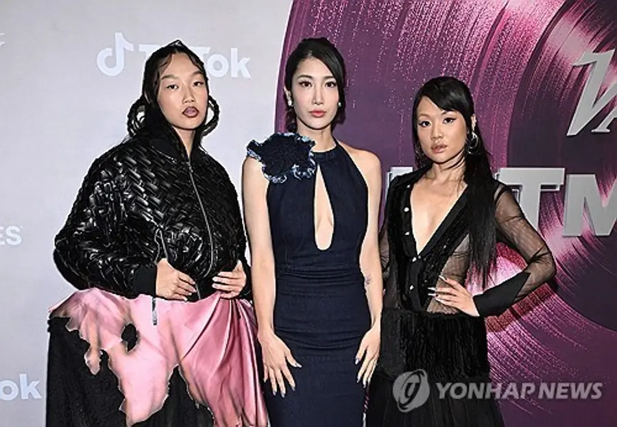 '2025 히트메이커'에서 수상한 '케데헌' 헌트릭스 주역들 [AFP=연합뉴스] 왼쪽부터 오드리 누나, 이재(EJAE), 레이 아미.