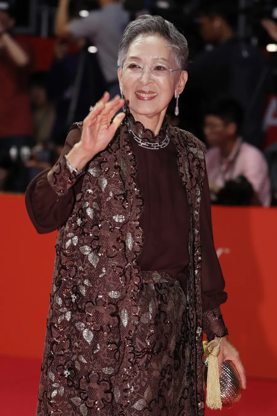 2019년 제24회 부산국제영화제(BIFF) 개막식에서 팬들에게 인사하는 배우 김지미 [연합뉴스]