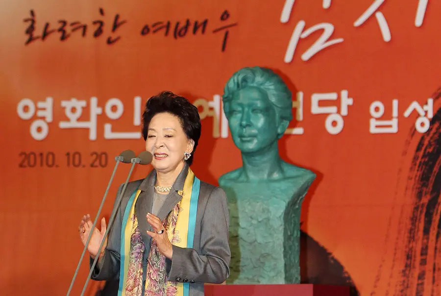 2010년 '영화인 명예의 전당' 헌액식에서 감사 인사를 전하는 배우 김지미 [연합뉴스]
