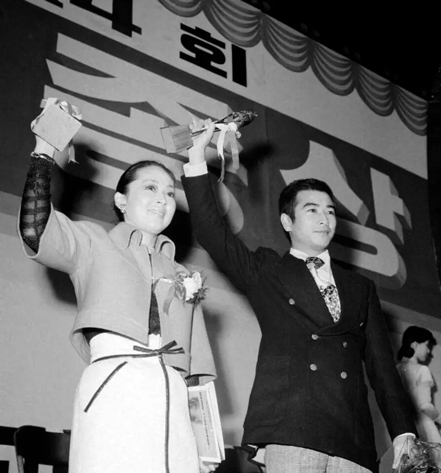 1975년 제14회 대종상 남녀주연상 수상자 김지미와 하명중 [연합뉴스]