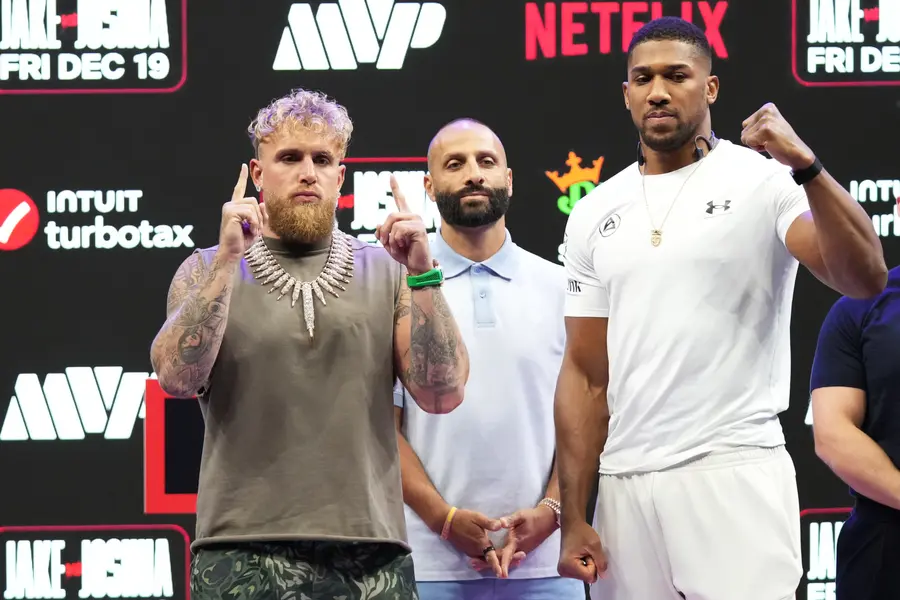 Jake Paul, left, and Anthony Joshua, right, pose 04during a news conference promoting their upcoming heavyweight boxing match, Friday, Nov. 21, 2025, in Miami. (AP Photo/Lynne Sladky)