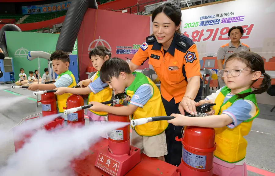 Comprehensive Safety Experience Land_Children participating in Hyundai Mobis 'Comprehensive Safety Experience Land' held in June are receiving training on how to use fire extinguishers.