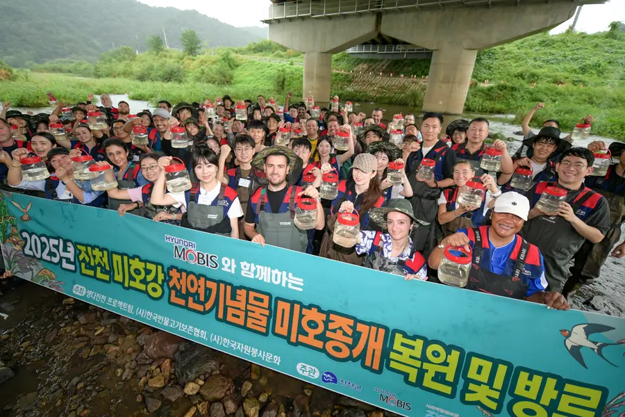 Release of Miho loach_Employees of Hyundai Mobis from home and abroad participated in the release of juvenile Miho loach, an endangered species, in the Miho River area in Jincheon, Chungbuk last September.