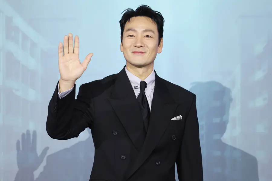 Actor Park Hae-soo (Seoul=Yonhap News) Reporter Jin Yeon-soo = Actor Park Hae-soo poses at the production report meeting for the Netflix movie 〈Great Flood〉 held at CGV Yongsan I-Park Mall in Yongsan-gu, Seoul on the 16th.