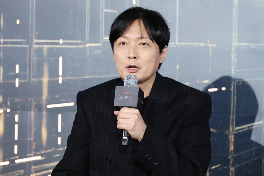 Director Kim Byung-woo (Seoul=Yonhap News) Reporter Jin Yeon-soo = Director Kim Byung-woo is giving a greeting at the production report meeting for the Netflix movie 〈Great Flood〉 held at CGV Yongsan I-Park Mall in Yongsan-gu, Seoul on the 16th.