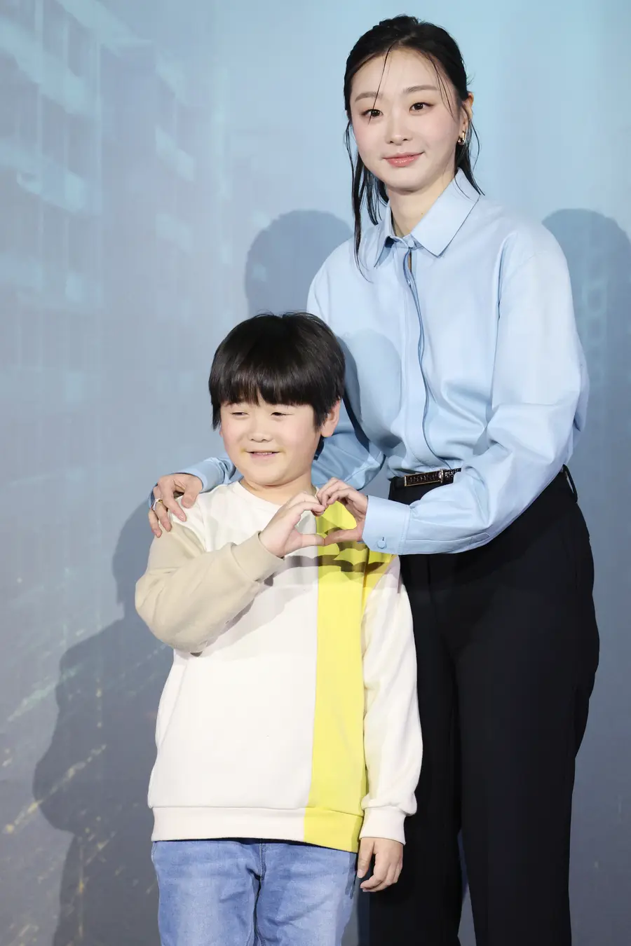 Kim Da-mi and Kwon Eun-sung Making a Hand Together (Seoul=Yonhap News) Reporter Jin Yeon-soo = Actors Kim Da-mi (right) and Kwon Eun-sung pose at the production report meeting for the Netflix movie 〈Great Flood〉 held at CGV Yongsan I-Park Mall in Yongsan-gu, Seoul on the 16th.