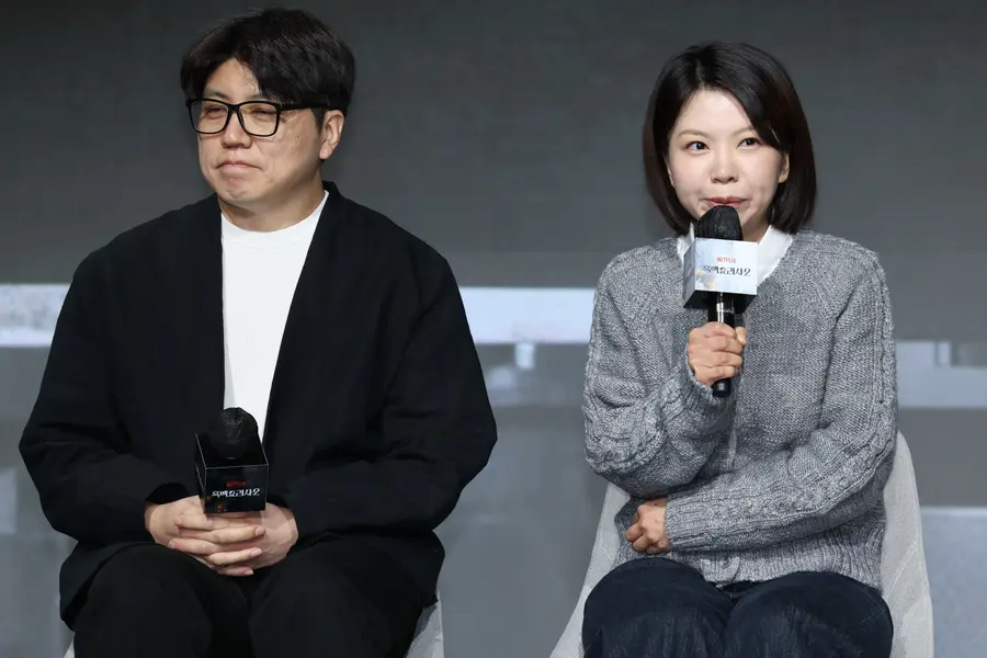挨拶するキム・ウンジPD(右)、キム・ハクミンPD(左) (ソウル=聯合ニュース) リュ・ヒョリム記者 = キム・ウンジPDが17日、ソウル鍾路区JWマリオット東大門スクエアで開催されたNetflixバラエティ〈Culinary Class Wars: 料理階級戦争2〉記者懇談会で挨拶をしている。