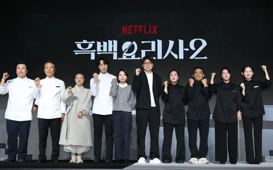 Netflix 〈Culinary Class Wars2〉記者懇談会 (ソウル=聯合ニュース) リュ・ヒョリム記者 = チョン・ホヨンシェフ(左から)、フドクチュク、ソンジェ僧、ソン・ジョンウォン、キム・ウンジPD、キム・ハクミンPD、酒を作るユン・ジュモ、フレンチパパ、中華の魔女、赤ちゃんの猛獣が17日、ソウル鍾路区JWマリオット東大門スクエアで開催されたNetflixバラエティ〈Culinary Class Wars: 料理階級戦争2〉記者懇談会でポーズを取っている。