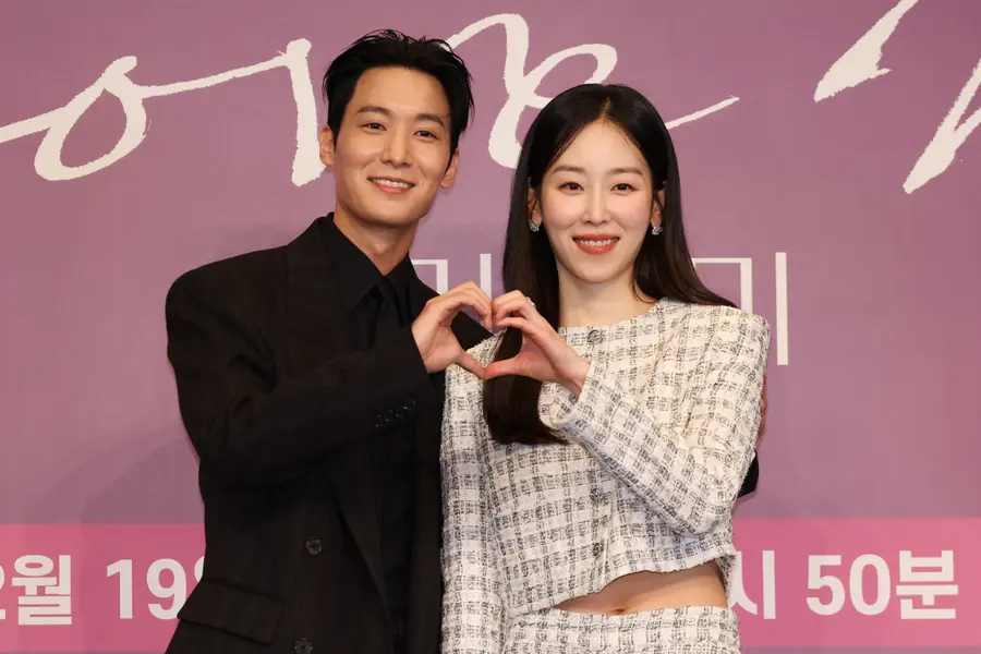 포즈 취하는 서현진-장률 (서울=연합뉴스) 류효림 기자 = 배우 장률(왼쪽부터), 서현진이 18일 서울 구로구 더링크 호텔에서 열린 JTBC 새 금요시리즈 '러브 미' 제작발표회에서 포즈를 취하고 있다. 