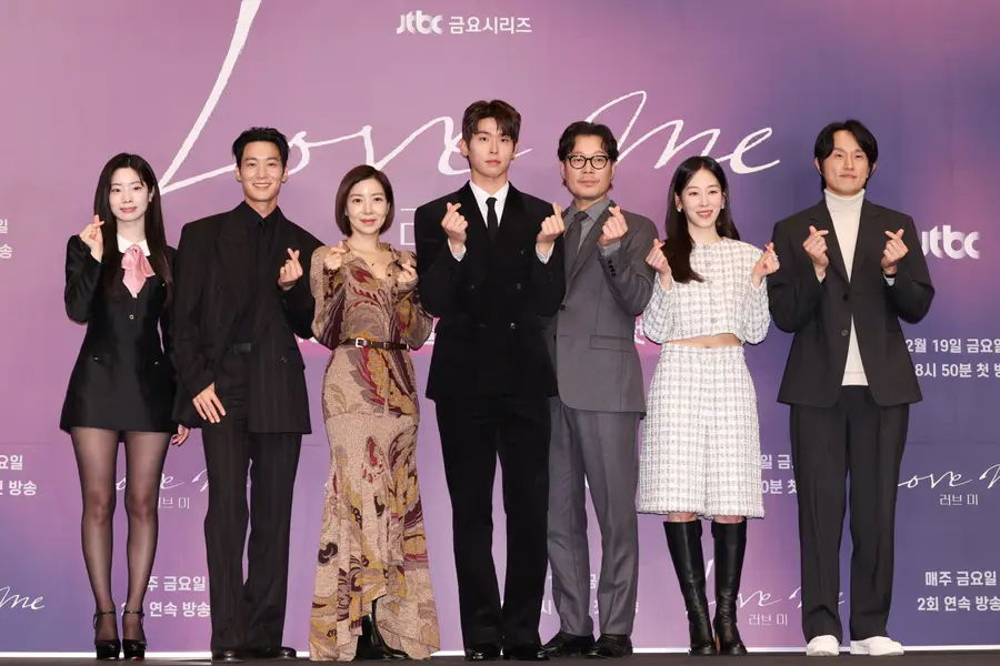 드라마 '러브 미' 제작발표회 (서울=연합뉴스) 류효림 기자 = 트와이스 다현(왼쪽부터), 배우 장률, 윤세아, 이시우, 유재명, 서현진, 조영민 연출이 18일 서울 구로구 더링크 호텔에서 열린 JTBC 새 금요시리즈 '러브 미' 제작발표회에서 포즈를 취하고 있다.