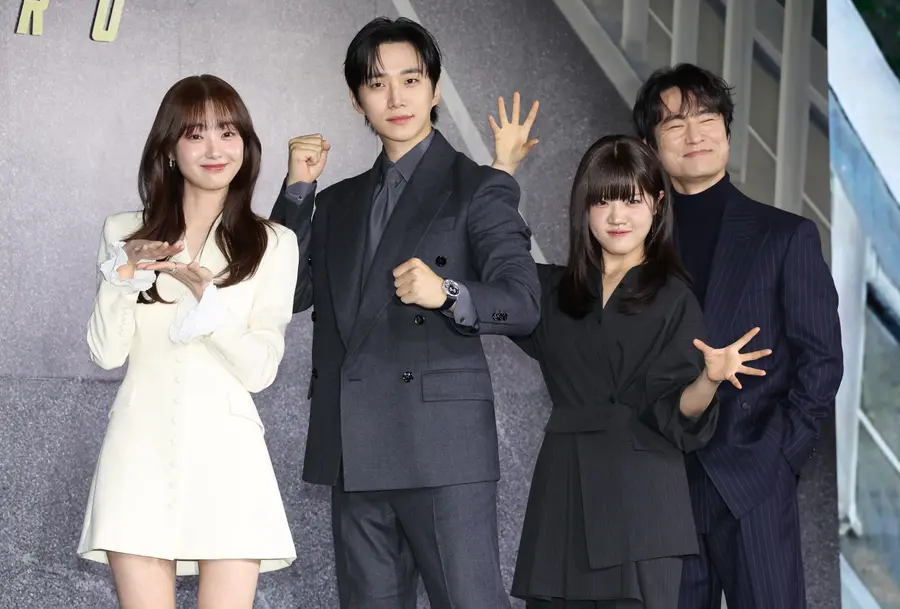 넷플릭스 드라마 '캐셔로' 제작 발표 (서울=연합뉴스) 이재희 기자 = 배우 김혜준(왼쪽부터), 이준호, 김향기, 김병철이 22일 서울 강남구 웨스틴서울파르나스에서 열린 넷플릭스 드라마 '캐셔로' 제작발표회에서 포즈를 취하고 있다.
