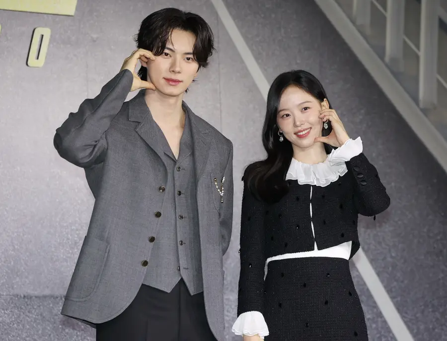 빌런 남매 연기한 강한나-이채민 (서울=연합뉴스) 이재희 기자 = 배우 이채민(왼쪽)과 강한나가 22일 서울 강남구 웨스틴서울파르나스에서 열린 넷플릭스 드라마 '캐셔로' 제작발표회에서 포즈를 취하고 있다.