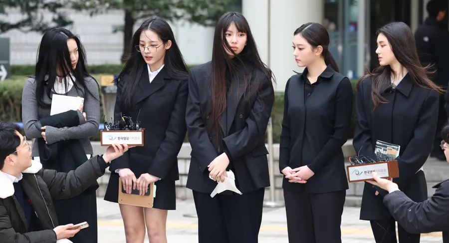 (서울=연합뉴스) 김인철 기자 = 걸그룹 뉴진스(NJZ)가 7일 서울 서초구 서울중앙지방법원에서 열린 '기획사 지위보전 및 광고계약 체결 등 금지' 가처분 신청의 심문기일을 마친 뒤 법원 청사를 나서며 취재진 질문에 답하고 있다. 왼쪽부터 하니, 민지, 혜인, 해린, 다니엘.