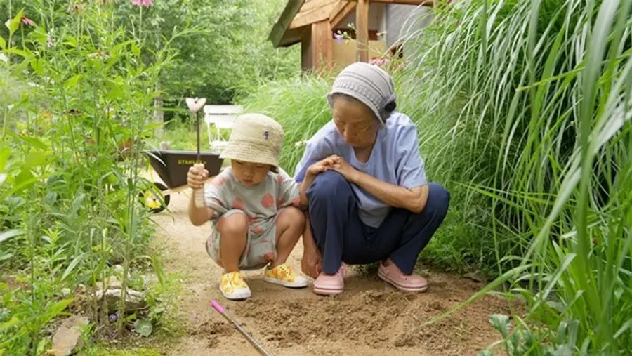 〈땅에 쓰는 시〉