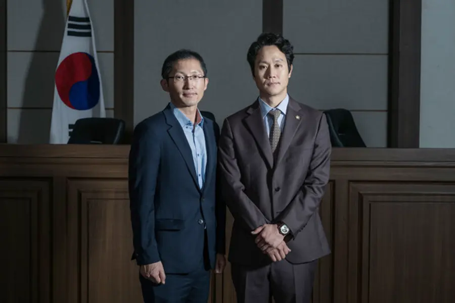 〈재심〉 실제 사건의 박준영 변호사(왼)와 그를 모티브로 한 이준영 변호사를 연기한 정우
