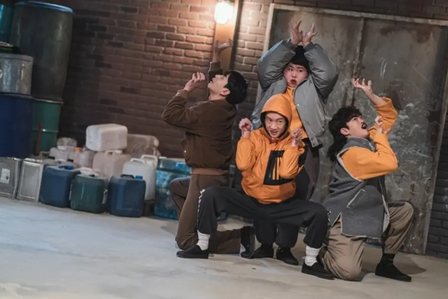 넷플릭스 〈닭강정〉 중 배우 이하늬(가운데)
