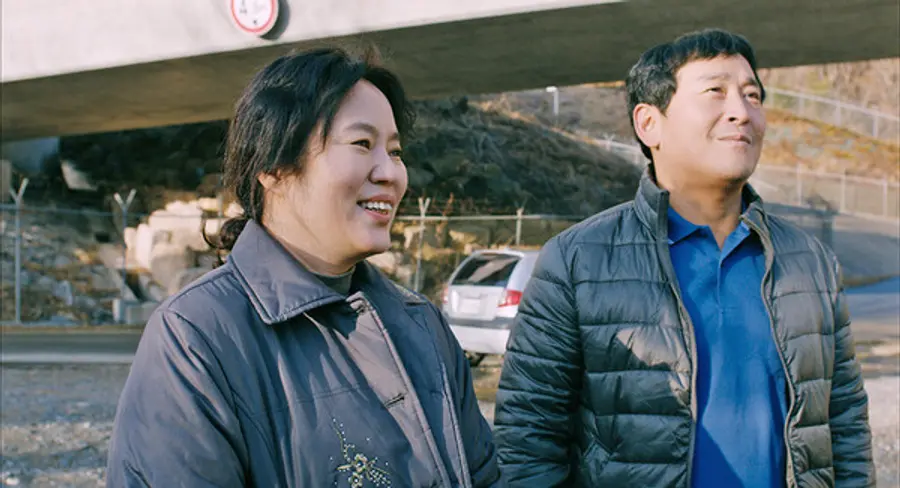 영화 〈정순〉 중 배우 김금순(왼), 배우 조현우