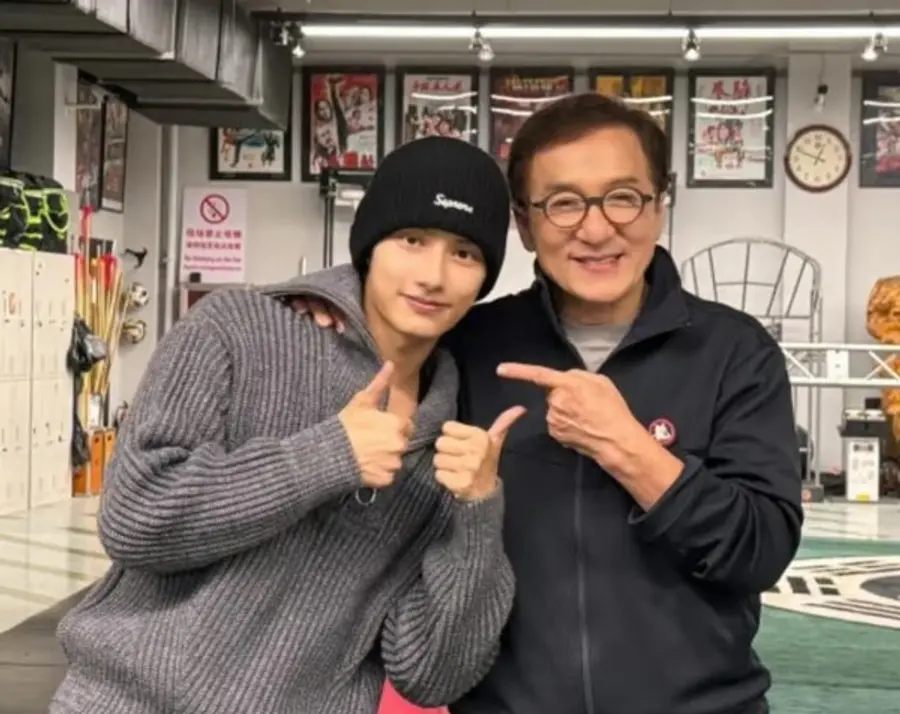 준과 성룡(오른쪽, 출처 웨이보)