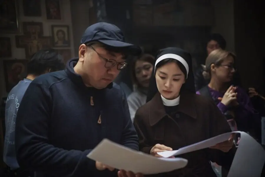 〈검은 수녀들〉 권혁재 감독(왼), 배우 송혜교