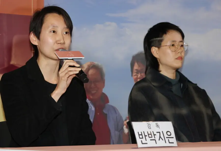 다큐멘터리 영화 〈두 사람〉 시사 간담회 개최(서울=연합뉴스) 이재희 기자 = 5일 오후 서울 용산구 CGV 용산아이파크몰점에서 열린 다큐멘터리 영화 〈두 사람〉 시사 간담회에서 반박지은 감독이 질문에 답하고 있다. 오른쪽은 김다형 프로듀서. 2025.2.5