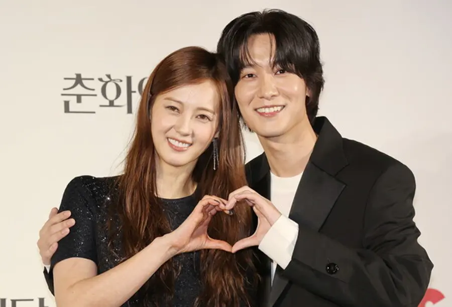 하트 만드는 고아라-장률(서울=연합뉴스) 이재희 기자 = 배우 고아라(왼쪽)와 장률이 5일 오후 서울 용산구 CGV 용산아이파크몰점에서 열린 티빙 드라마 〈춘화연애담〉 제작발표회에서 포즈를 취하고 있다. 2025.2.5
