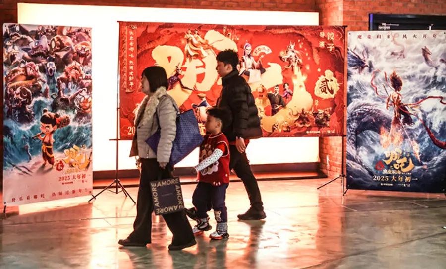 '너자2' 포스터 앞을 지나는 사람들(신화=연합뉴스) 지난 3일 중국 랴오닝성 선양의 한 극장에 걸린 '너자2' 포스터 앞을 사람들이 지나가고 있다. 중국 판타지 애니메이션 영화 '너자2'는 6일 중국 역대 박스오피스 수입 1위에 올랐다. 2025.2.6