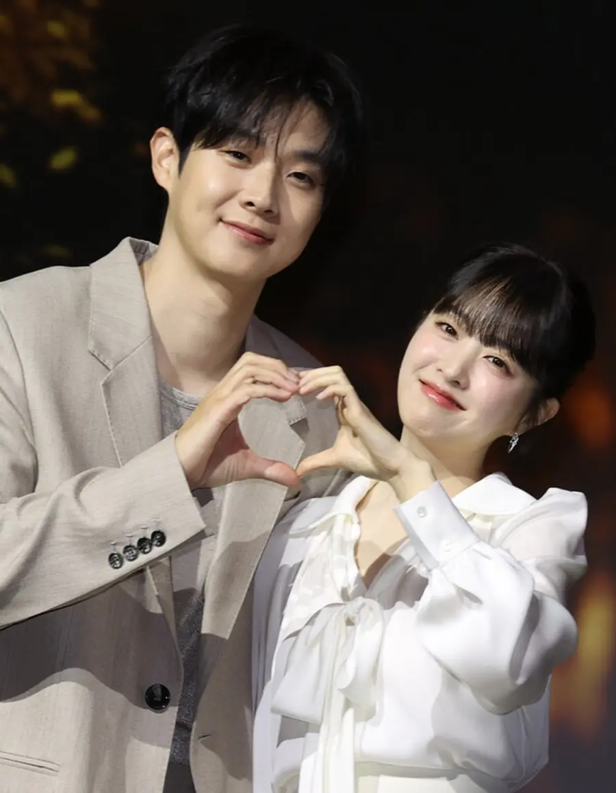 ​〈멜로 무비〉 최우식-박보영(서울=연합뉴스) 이재희 기자 = 배우 최우식(왼쪽)과 박보영이 12일 서울 종로구 JW메리어트동대문스퀘어호텔에서 열린 넷플릭스 드라마 〈멜로 무비〉 제작보고회에서 포즈를 취하고 있다. 2025.2.12