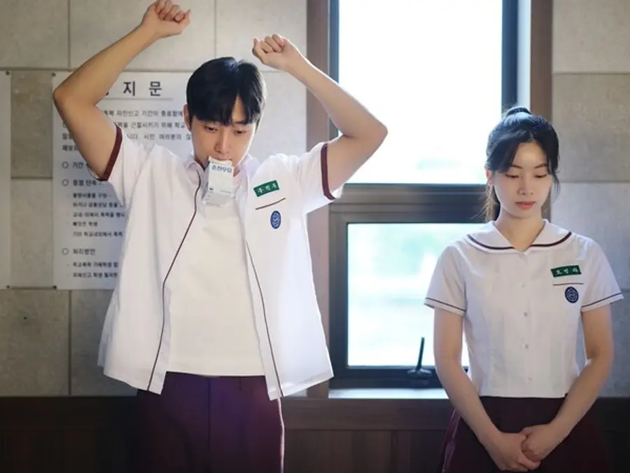 영화 〈그 시절, 우리가 좋아했던 소녀〉 속 배우 다현과 진영 [영화사테이크 제공]
