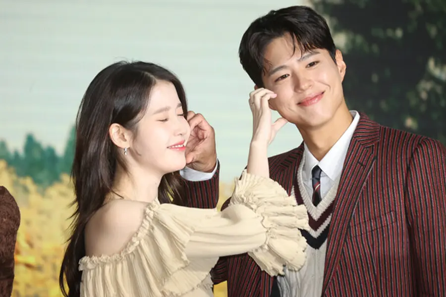 포즈 취하는 아이유-박보검 (서울=연합뉴스) 류효림 기자