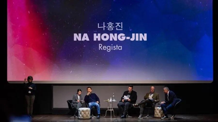 이탈리아 피렌체에서 열린 나홍진 감독의 마스터 클래스(피렌체=연합뉴스) 나홍진 감독이 26일(현지시간) 이탈리아 피렌체의 라 꼼빠니아 극장에서 열린 마스터 클래스에서 발언하고 있다. 2025.03.26 [태극기 토스카나 협회 제공]
