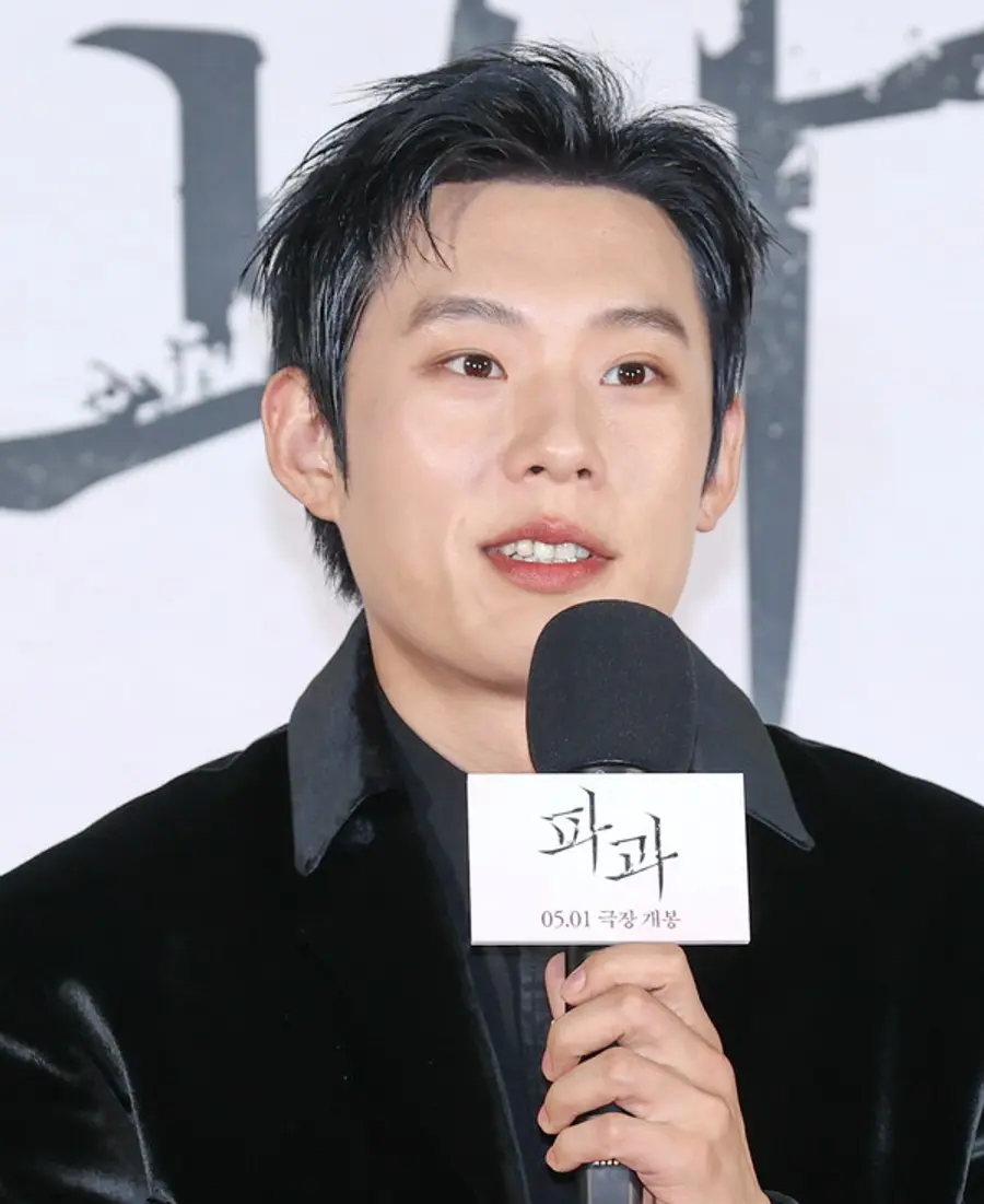 질문에 답하는 김성철(서울=연합뉴스) 이재희 기자 = 배우 김성철이 27일 서울 광진구 롯데시네마 건대입구점에서 열린 영화 〈파과〉 제작보고회에서 질문에 답하고 있다.