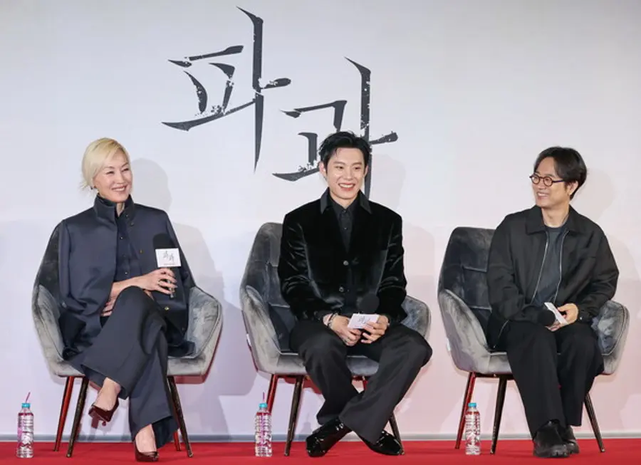 '파과' 제작보고회(서울=연합뉴스) 이재희 기자 = 27일 서울 광진구 롯데시네마 건대입구점에서 열린 영화 〈파과〉 제작보고회에서 주연을 맡은 배우 이혜영(왼쪽부터), 김성철, 민규동 감독이 참석하고 있다.
