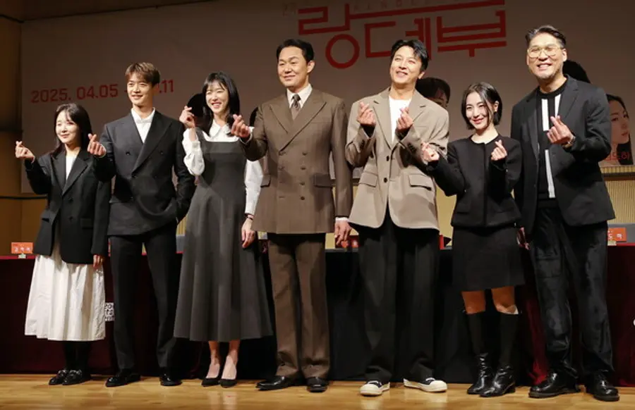 요세프 케이(김정한) 감독(오른쪽부터), 배우 범도하, 박건형, 박성웅, 이수경, 최민호, 김하리 (서울=연합뉴스) 이재희 기자