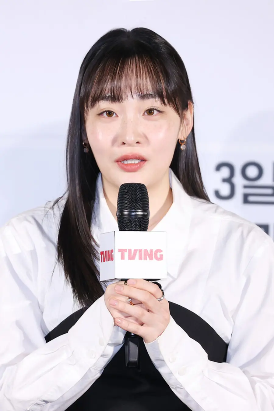 배우 김민하 (서울=연합뉴스) 진연수 기자 = 배우 김민하가 1일 오전 서울 용산구 CGV용산아이파크몰에서 열린 티빙 오리지널 시리즈 〈내가 죽기 일주일 전〉 제작발표회에서 인사말을 하고 있다.