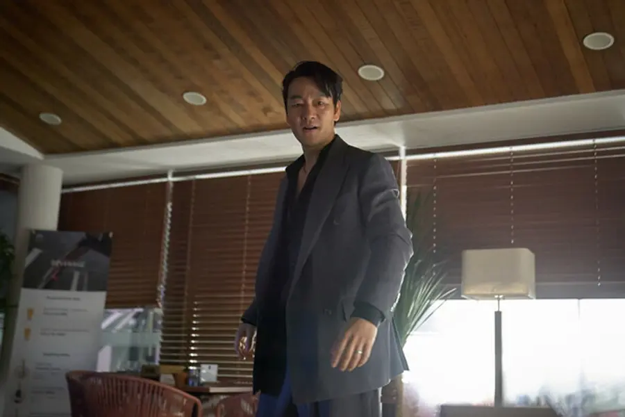 〈로비〉 박해수