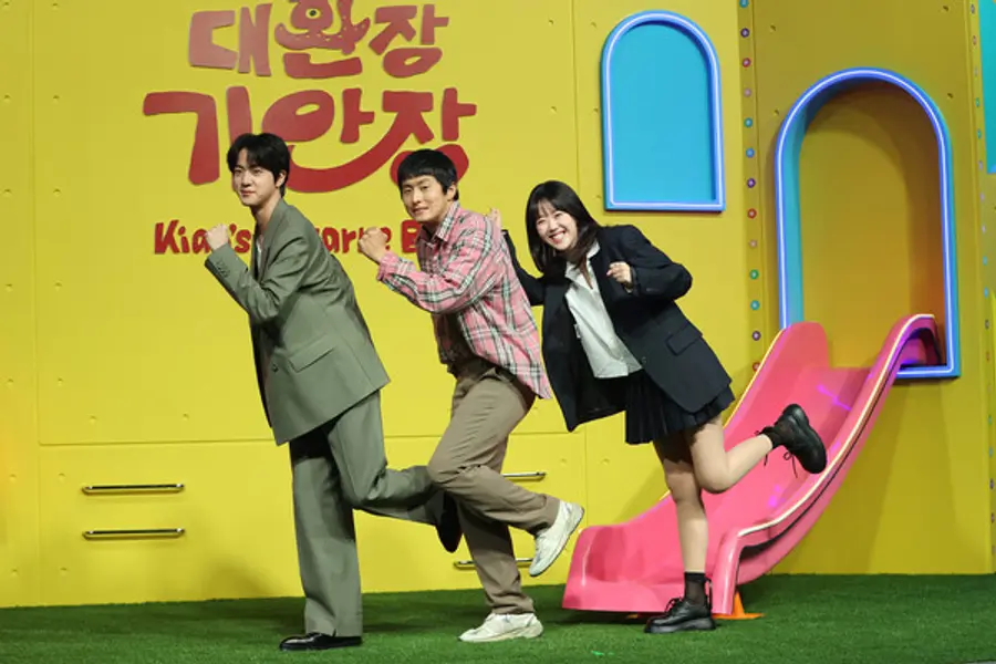'대환장 기안장' 운영진들(서울=연합뉴스) 강민지 기자 = 15일 서울 종로구 JW메리어트동대문스퀘어서울에서 열린 넷플릭스 예능 〈대환장 기안장〉 제작발표회에서 출연진들이 포즈를 취하고 있다. 왼쪽부터 진, 기안84, 지예은.