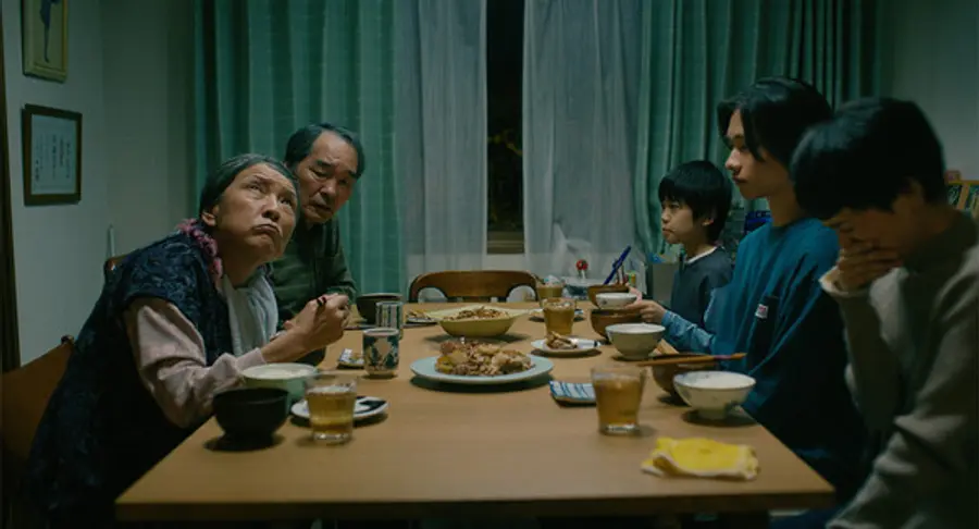 〈사유리〉 미나미데 료카(오른쪽), 네기시 토시에 (의상협찬(根岸季衣) = Jurgen Lehl CO.,LTD.)