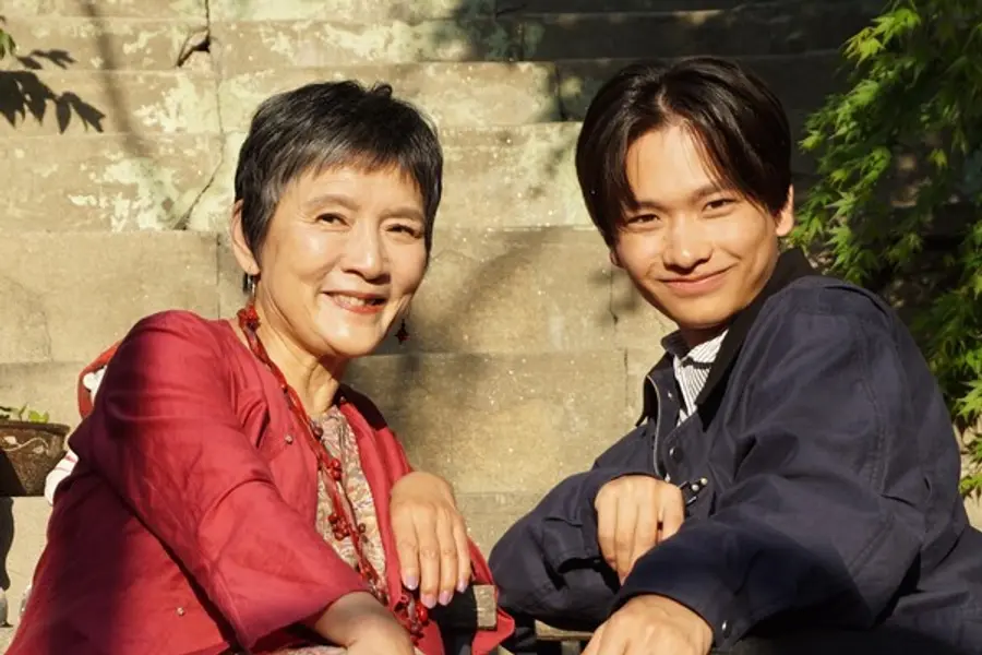 〈사유리〉 미나미데 료카(오른쪽), 네기시 토시에 (의상협찬(根岸季衣) = Jurgen Lehl CO.,LTD.)