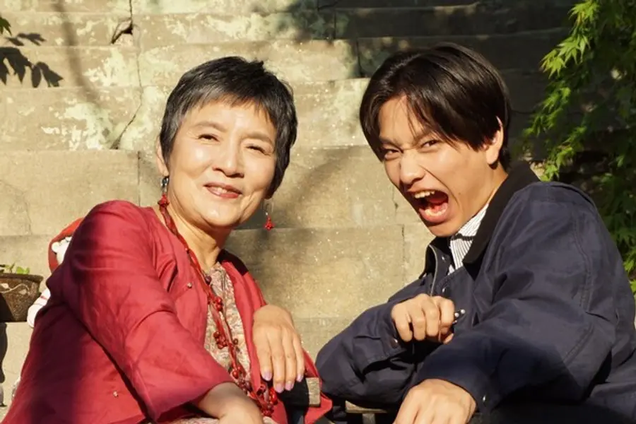 〈사유리〉 미나미데 료카(오른쪽), 네기시 토시에 (의상협찬(根岸季衣) = Jurgen Lehl CO.,LTD.)