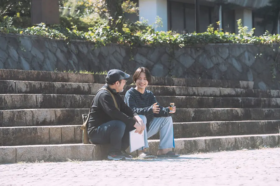 〈사유리〉 미나미데 료카(오른쪽), 네기시 토시에 (의상협찬(根岸季衣) = Jurgen Lehl CO.,LTD.)