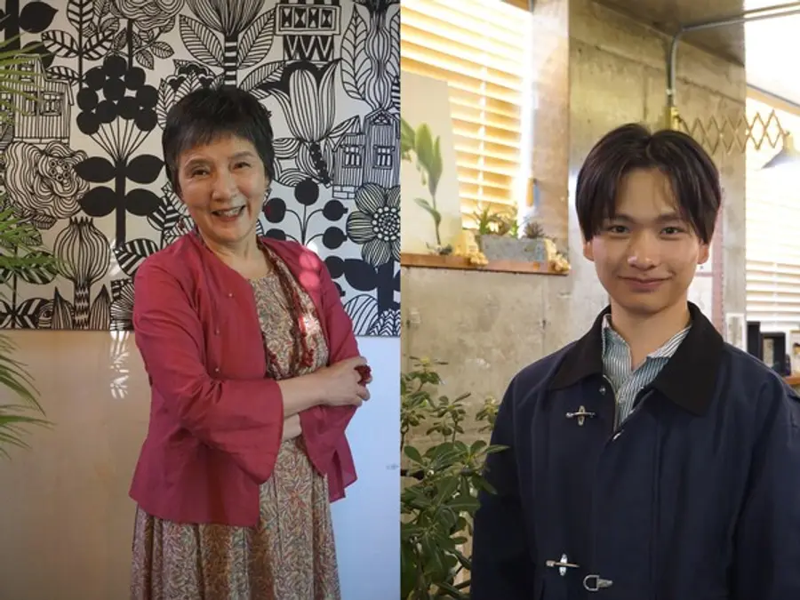 〈사유리〉 미나미데 료카(오른쪽), 네기시 토시에 (의상협찬(根岸季衣) = Jurgen Lehl CO.,LTD.)