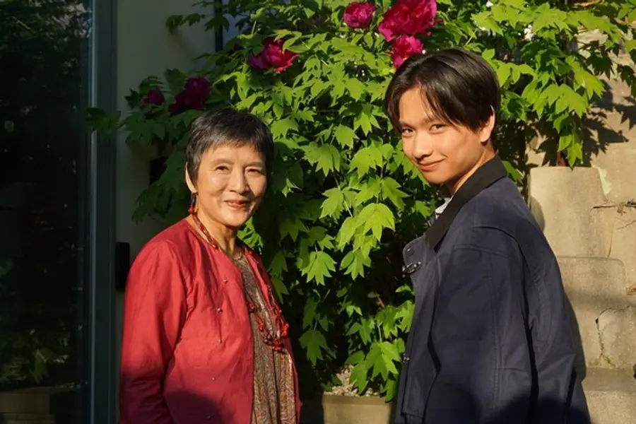 〈사유리〉 미나미데 료카(오른쪽), 네기시 토시에 (의상협찬(根岸季衣) = Jurgen Lehl CO.,LTD.)