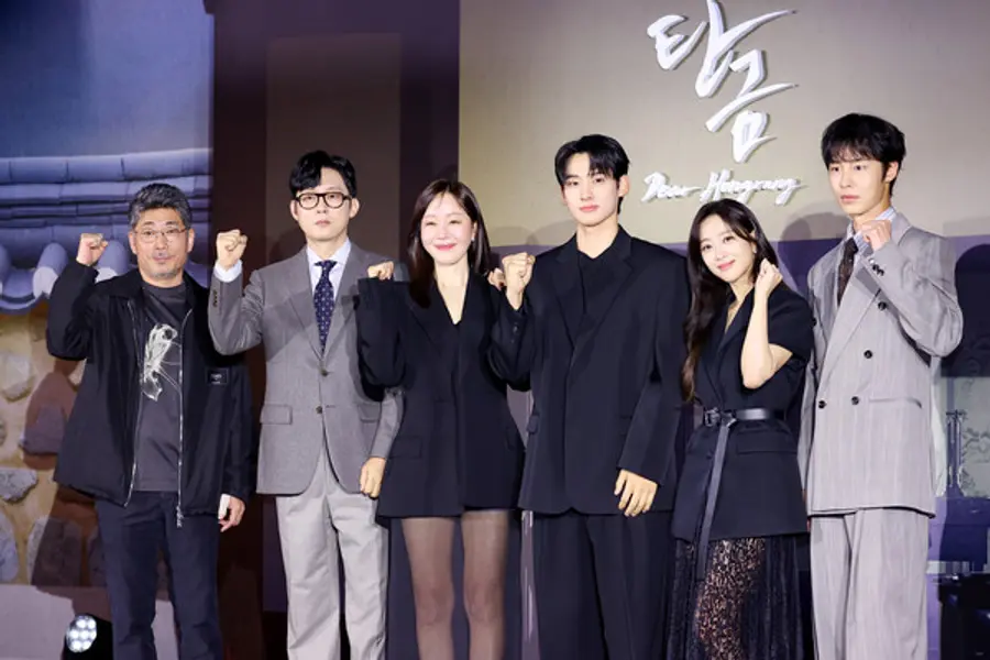 (서울=연합뉴스) 진연수 기자 = 13일 서울 구로구 라마다호텔에서 열린 넷플릭스 시리즈 '탄금' 제작발표회에서 감독과 배우들이 포즈를 취하고 있다. 왼쪽부터 김홍선 감독, 배우 박병은, 엄지원, 정가람, 조보아, 이재욱.